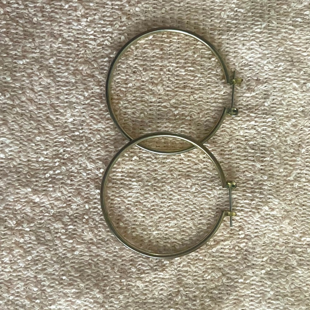 Beautiful gold tone hoop earrings